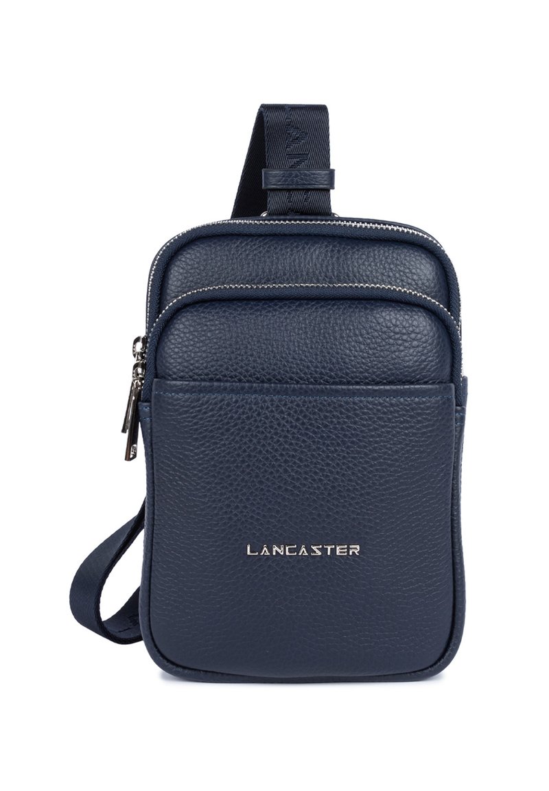 Borsa a tracolla in pelle strutturata blu navy con zip argentate, tasca frontale, tracolla regolabile e logo "LANCASTER" in lettere argentate.