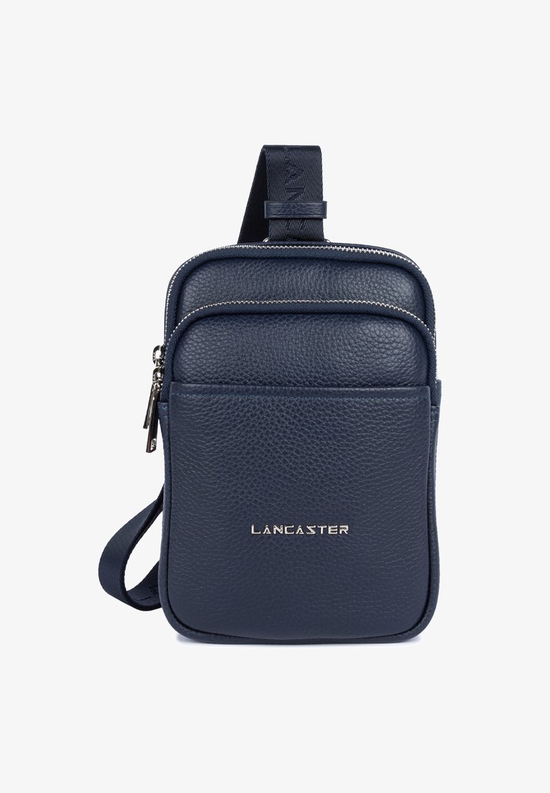 Borsa a tracolla in pelle strutturata blu navy con zip argentate, tasca frontale, tracolla regolabile e logo "LANCASTER" in lettere argentate.