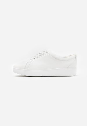 Witte leren sneaker met een ronde neus, vetersluiting en platte rubberen zool. Glad textuur en minimalistische details aan de zijkanten.