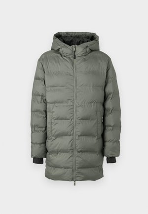 Olive roheline puhv Jacket, millel on tõmblukk, kapuuts ja elastsed varrukad. Valmistatud vatitud, vett hülgavast kangast, küljetaskutega.