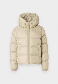 Chaqueta acolchada beige con cierre de cremallera en el frente, gran capucha, puños elásticos y bolsillos laterales. Textura suave y lisa con secciones acolchadas.