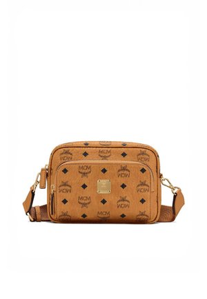 Sac bandoulière MCM marron avec motif de logo noir, poche zippée à l'avant, ferrures dorées et sangle ajustable.