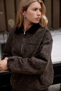 Jakke med leopardmønster og glidelås i mørkebrune nyanser, med en kordfløyelskrage og elastiske mansjetter, samt 'BDG Jeans'-logoen brodert på brystet.