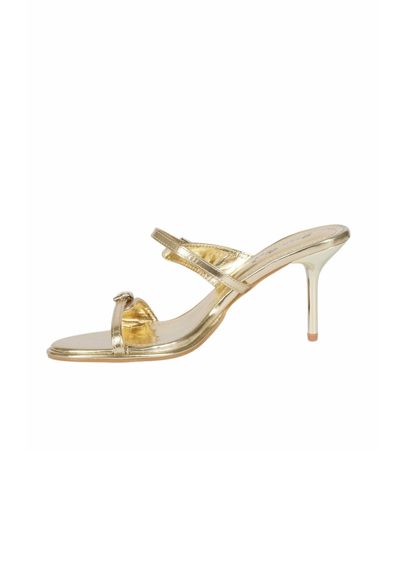 Sandalo con tacco alto in oro dal design elegante, dotato di cinturini sottili e finitura lucida. Punta aperta con un piccolo accento sulla cinghia anteriore.