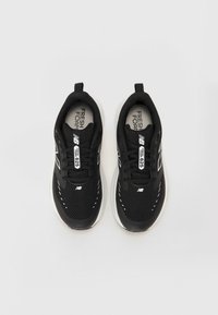 Mustat urheilukengät, joissa on verkkomateriaali, valkoiset yksityiskohdat ja kumipohja. Ominaisuuksia ovat nauhat ja brändäys kielen kohdalla.