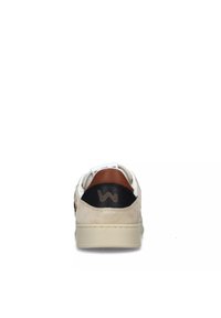 Sneaker con tomaia in suede beige, dettaglio del tallone nero e dettagli marroni. Design minimalista con cuciture a vista e logo.
