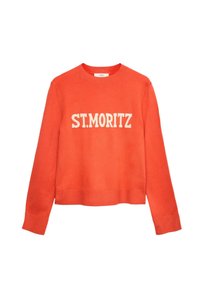 Pomarańczowy długi rękaw sweter z okrągłym dekoltem z napisem "ST. MORITZ" w białym kolorze na piersi, ściągacze na rękawach i dole, ułożony na płasko na białym tle.