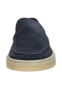 Donkerblauwe suède instapschoen met een ronde neus, gestikte details en een lichte rubberen zool. Gladde textuur met een nette afwerking.