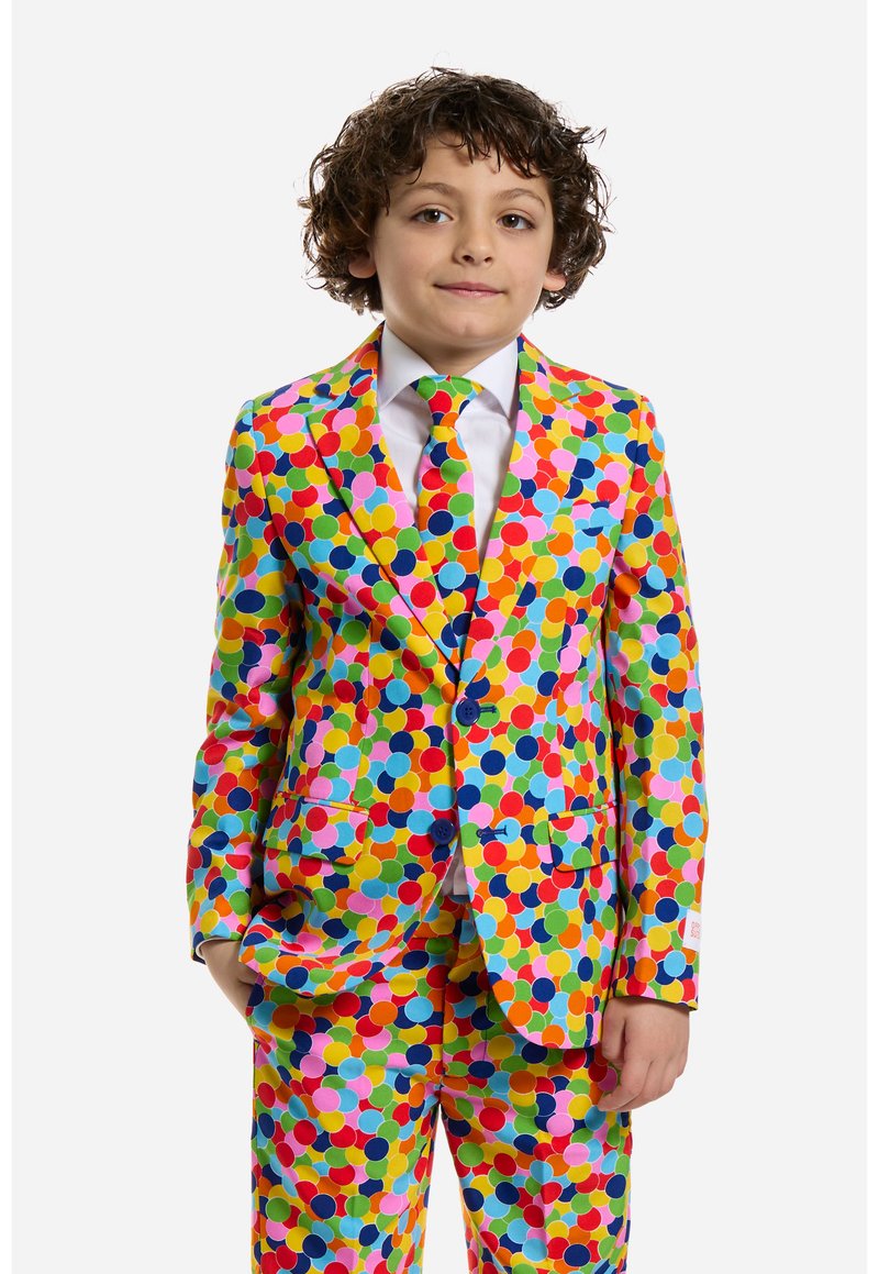 Completo dai colori vivaci con pois multicolori su uno sfondo giallo, con una cravatta coordinata e due bottoni blu.
