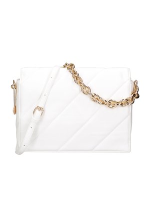 Sac à main matelassé blanc avec une bandoulière en chaîne dorée, de forme rectangulaire, texture lisse et bandoulière amovible.
