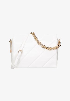 Sac à main matelassé blanc avec une bandoulière en chaîne dorée, de forme rectangulaire, texture lisse et bandoulière amovible.