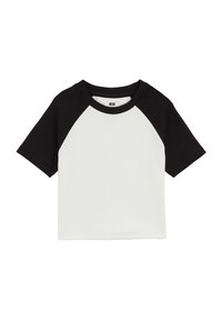 Camiseta de manga corta con un cuerpo de canalé blanco y mangas raglán en negro contrastante. Cuello redondo sencillo, tela ligera, sin patrones.