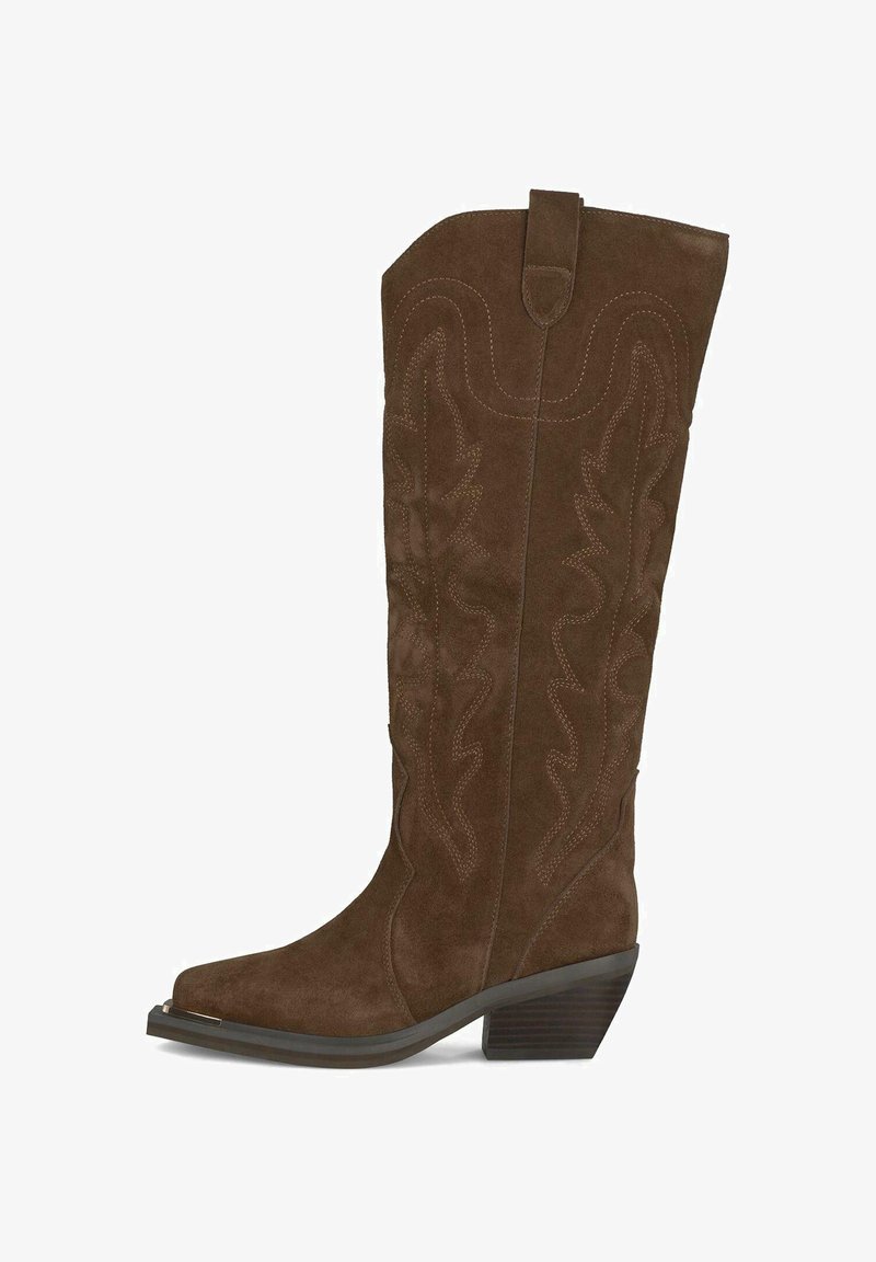 Botas de vaquero de ante marrón con punta afilada, caña alta y patrones decorativos de hojas bordadas, con un tacón cuadrado de altura media.