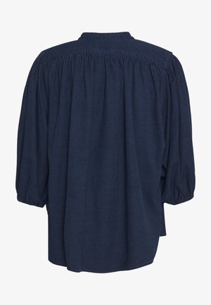 Mørkeblå løs bluse med trekvartlange pufærmer og rynket kiledetalje bagpå.