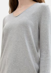 TOM TAILOR Stickad tröja - medium silver grey melange