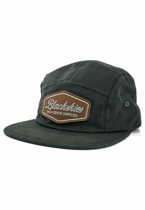 Casquette vert foncé en tissu texturé, ornée d'un patch brodé marron avec les mots "Blackskies High-Grade Supplies" à l'avant.