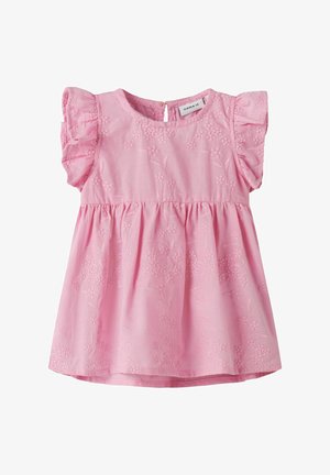 Roosa puuvillane kleit lühikeste volangkäistega, broderi lillemustriga, frillitud vöökoht ja väike nööp sulgemine seljal.