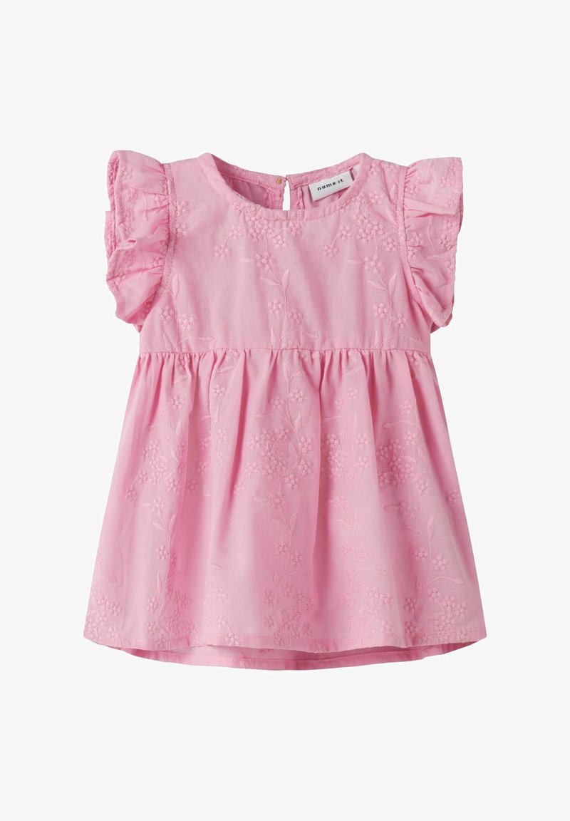 Roza pamučna haljina s kratkim volančićima, izvezene cvjetne šare, nabrani struk i mali zatvarač s dugmetom na leđima.