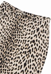 Fustă din denim cu imprimeu leopardeau, având talie înaltă, buzunare frontale și accesorii din metal argintiu. Culorile principale sunt bej, negru și marron.