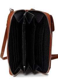 Braune Lederbörse mit Reißverschluss. Das Innere verfügt über mehrere schwarze Fächer, einschließlich eines Reißverschlussfachs für Münzen. Glatte Textur.