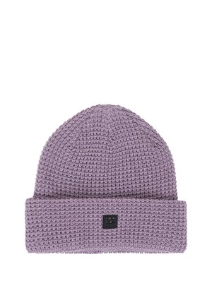 Lavendelfarbenes lilafarbenes gestricktes Beanie mit einem umgeschlagenen Bündchen und einem kleinen schwarzen quadratischen Etikett vorne in der Mitte des Bündchens.