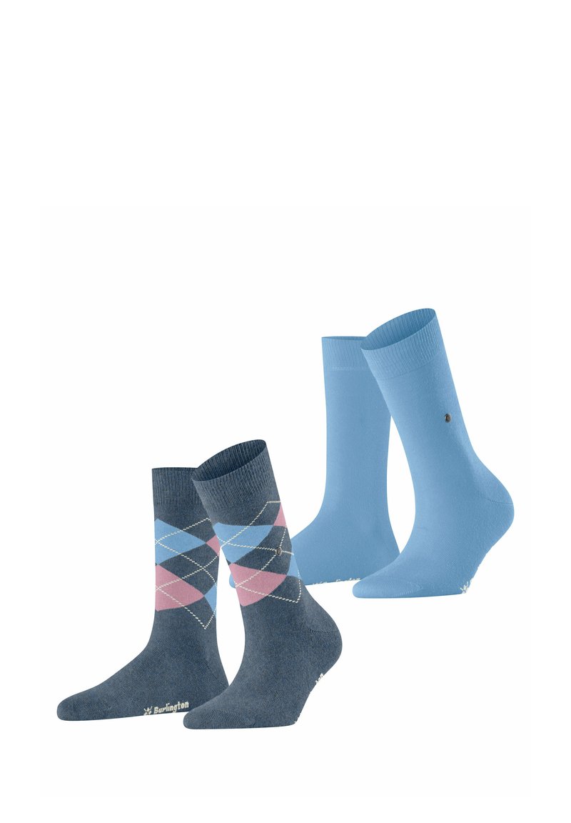 Dwie pary skarpetek: ciemnoniebieska para w geometryczny wzór argyle w różowym i jasnoniebieskim, oraz gładka jasnoniebieska para.
