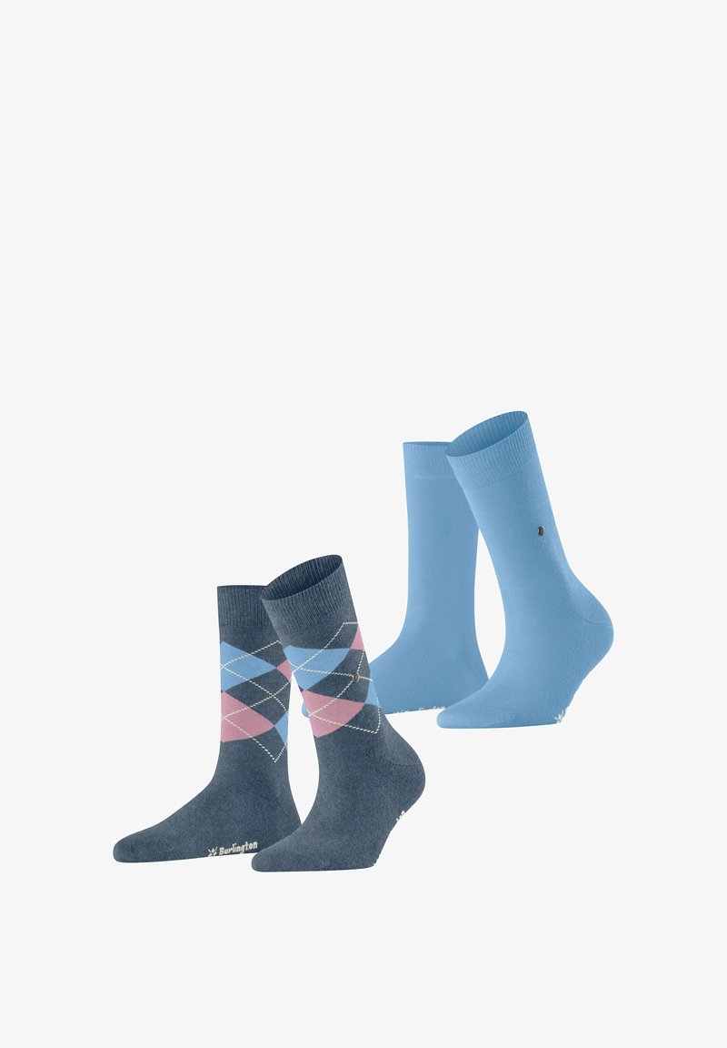 Dwie pary skarpetek: ciemnoniebieska para w geometryczny wzór argyle w różowym i jasnoniebieskim, oraz gładka jasnoniebieska para.