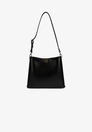 Zwarte leren handtas met een gladde textuur, een platte vorm, een lange schouderriem en een gouden sluiting aan de voorkant.