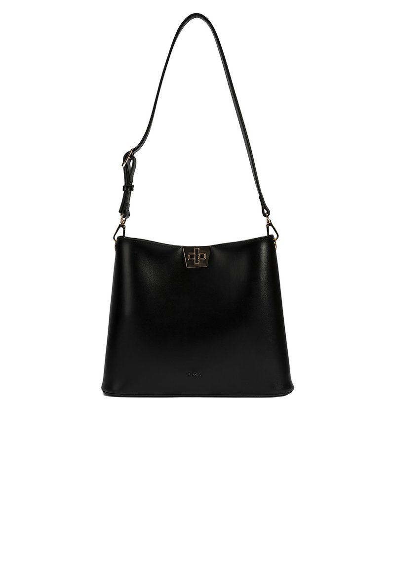 Zwarte leren handtas met een gladde textuur, een platte vorm, een lange schouderriem en een gouden sluiting aan de voorkant.