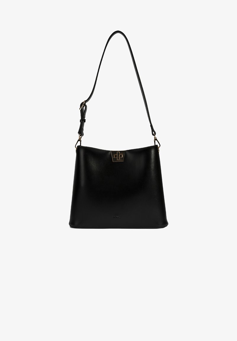 Zwarte leren handtas met een gladde textuur, een platte vorm, een lange schouderriem en een gouden sluiting aan de voorkant.