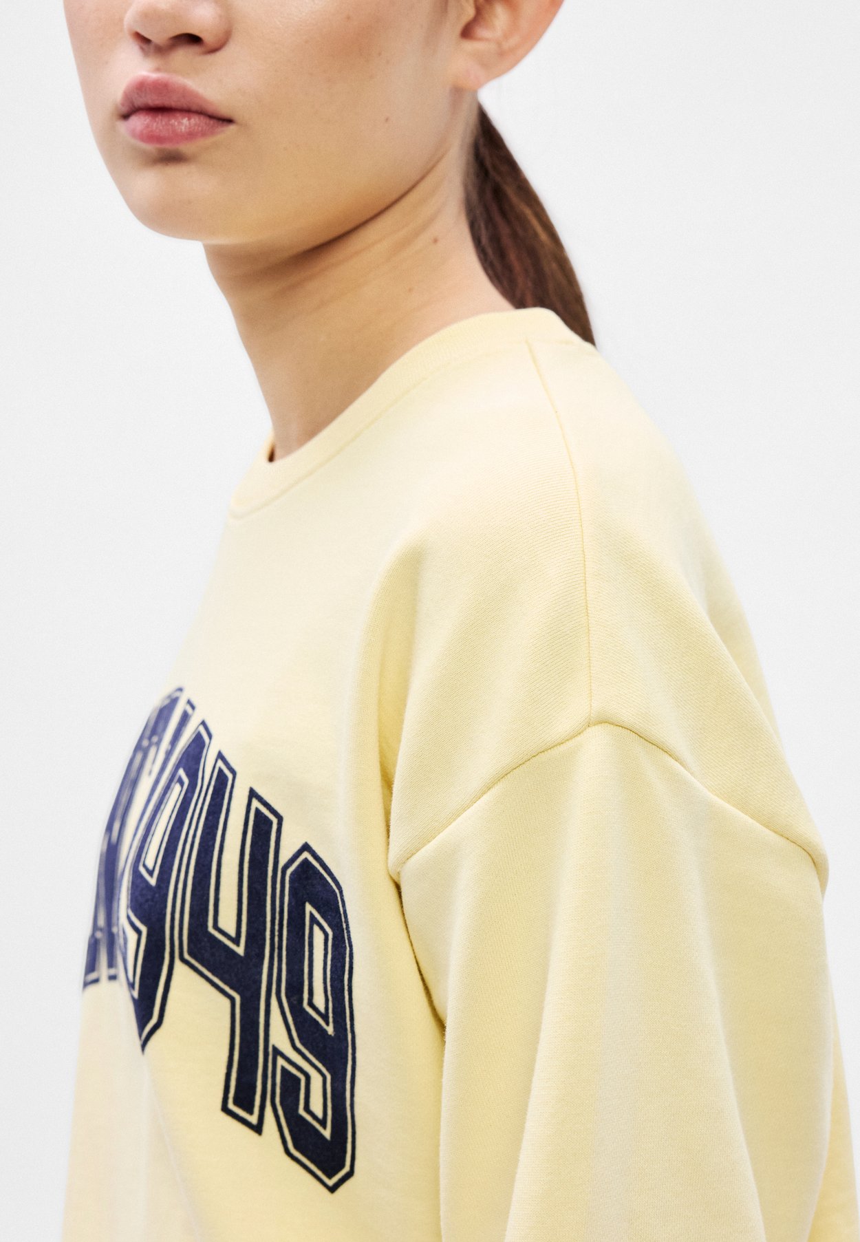GRAPHIC C NECK