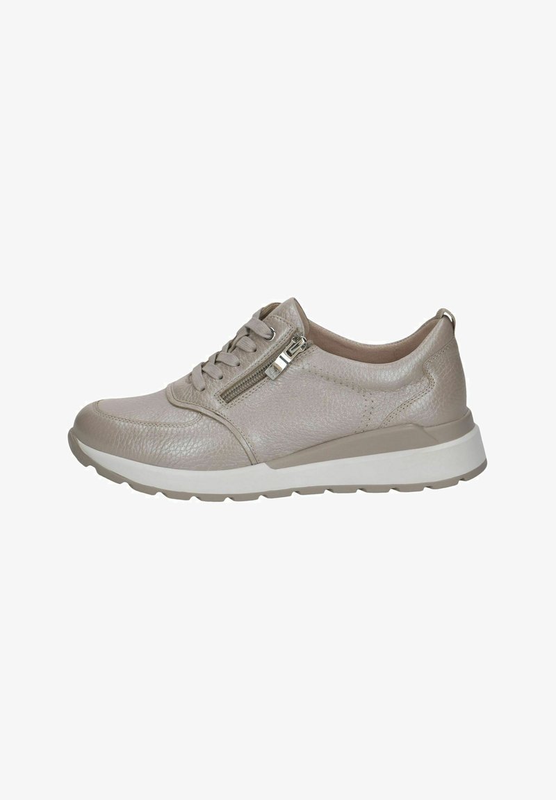 Baskets gris clair en cuir texturé, dotées d'une fermeture à lacets et à zip, d'une semelle blanche et de détails de couture subtils.