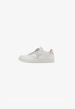 Zapatilla deportiva blanca de corte bajo con cordones morados, diseño de calavera y tibias cruzadas en el lateral, y forro interior y lengüeta del talón a rayas rosas.