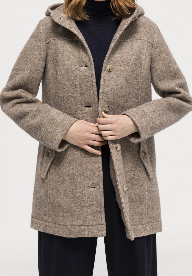 Cappotto in misto lana color marrone chiaro con cappuccio, chiusura a bottoni, tasche frontali e superficie strutturata. Presenta una vestibilità leggermente sagomata.