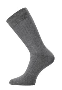 Calcetín de algodón gris con puño acanalado, textura suave y sutiles rayas verticales. Diseño de altura para tobillo, puntera sin costuras para mayor comodidad.