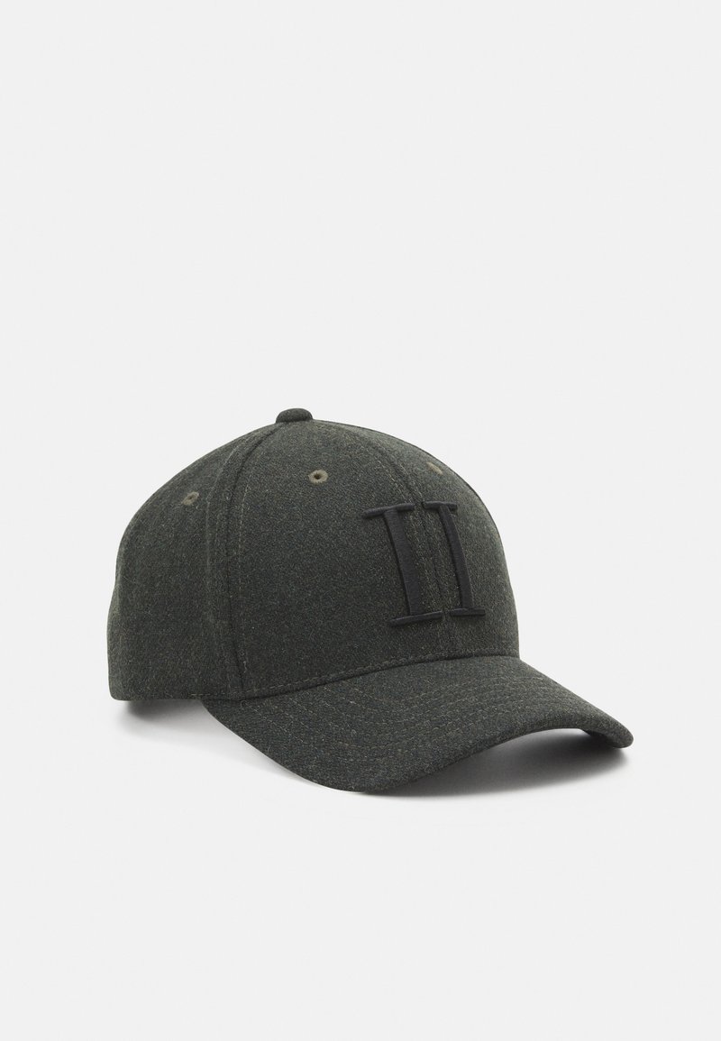 Casquette de baseball gris foncé avec visière incurvée et chiffre romain II en relief sur le panneau avant, présentée sur un fond clair uni.