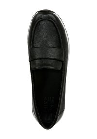 Zwarte leren instappers met een gevoerde band, ronde neus, textuurafwerking en contrasterende witte zool. Gladde binnenvoering.