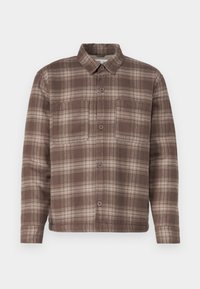 Camicia a scacchi marrone con colletto a punta, due tasche sul petto e chiusura con bottoni, realizzata in un tessuto morbido e texture.