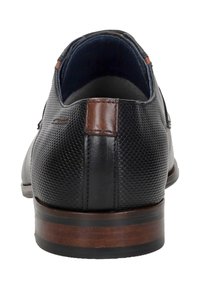 Zwarte leren schoenen met een gestructureerde afwerking, bruine accenten op de hiel en een houten zool. Het ontwerp heeft een ronde neus en een lage profiel.
