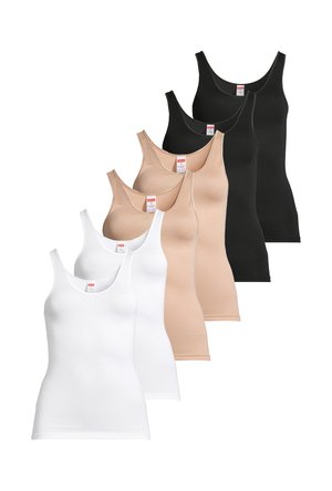 Syv ærmeløse dame-tanke toppe i hvid, beige og sort, arrangeret i en trappetrinsopstilling i en lodret stak på en hvid baggrund.