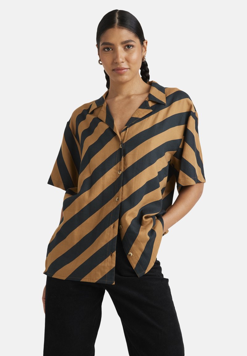 Chemise à manches courtes à rayures marron et noires. Fabriquée en tissu léger, elle dispose d'un devant à boutons et d'une coupe décontractée avec des poches latérales.
