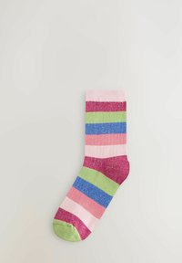 Ein einzelner farbenfroher Socke mit horizontalen Streifen in Pink, Rot, Grün, Blau und Lila, flach auf einem hellen Hintergrund ausgelegt.