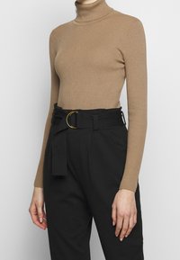 Lauren Ralph Lauren Stickad tröja - camel