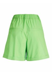 Pantaloni shorts verde con cintura elastica, texture liscia e due tasche posteriori. Taglio dritto con orlo piegato, realizzati in tessuto leggero.