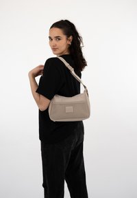 Johnny Urban MADDY - Kabelka - sand