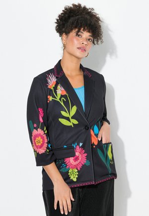 Blazer nero con vivace ricamo floreale in rosa, verde e blu. Caratterizzato da un bottoncino singolo, colletto strutturato e due tasche laterali.