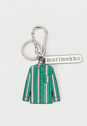 Kovový kľúčenka so šarmom trička so zeleno-ružovými pruhmi a pripojenou obdĺžnikovou značkou s nápisom "marimekko".