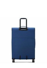 Borsa da viaggio blu con esterno rigido, manico nero retrattile, quattro ruote e una consistenza della superficie liscia. Presenta un design minimalista.