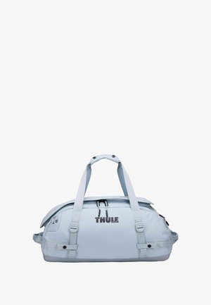 Bolso de viaje azul claro con doble asa, correa de hombro ajustable, cremalleras y logo. La tela presenta una textura duradera y suave.
