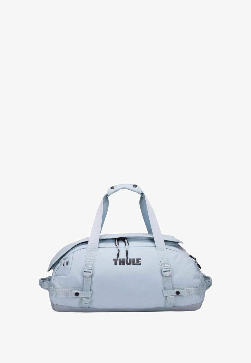 Borsa da viaggio blu chiaro con manici doppi, tracolla regolabile, cerniere e logo. Il tessuto presenta una texture durevole e liscia.